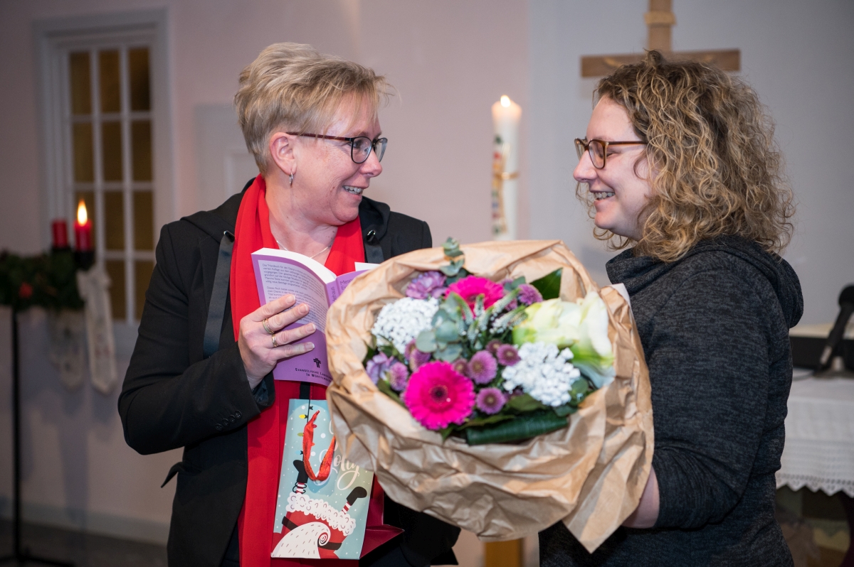 Frau Will übergibt ein Präsent an Frau Marwitz